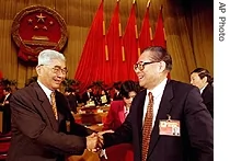 国家副主席荣毅仁(左)当年也为丧失产业流泪