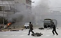 拉萨戒严坦克进驻 军警向示威藏人开枪 