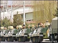 西藏拉萨街头一列装甲车队(15/3/2008)