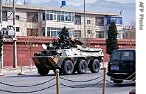 拉萨街头的装甲运兵车