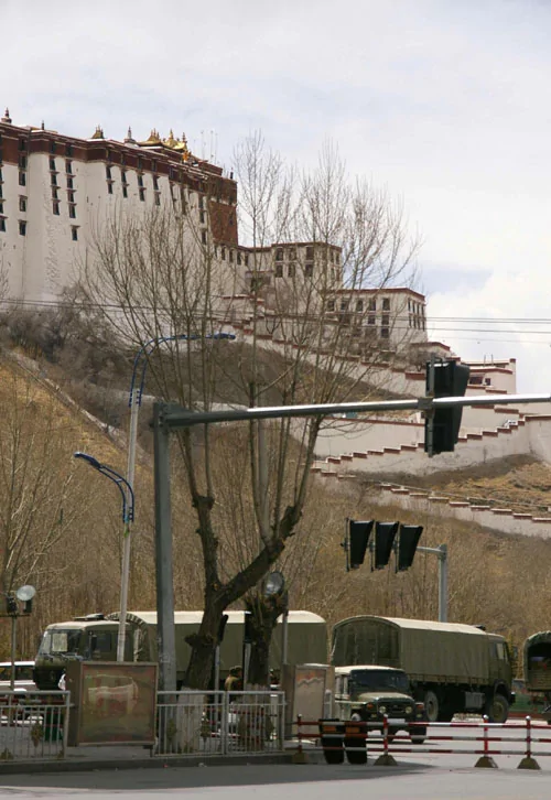 圖片直擊：16日西藏拉薩街頭軍警戒備