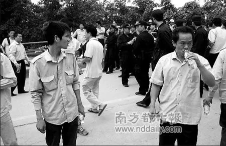 深圳百余出租车司机持铁棍与联防员互殴