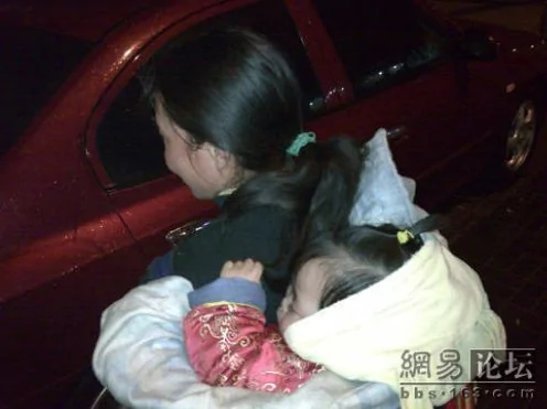 喝血盛世：午夜母親背著嬰兒在街頭擦車