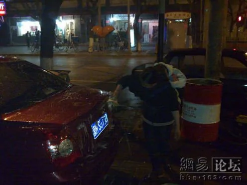 喝血盛世：午夜母親背着嬰兒在街頭擦車