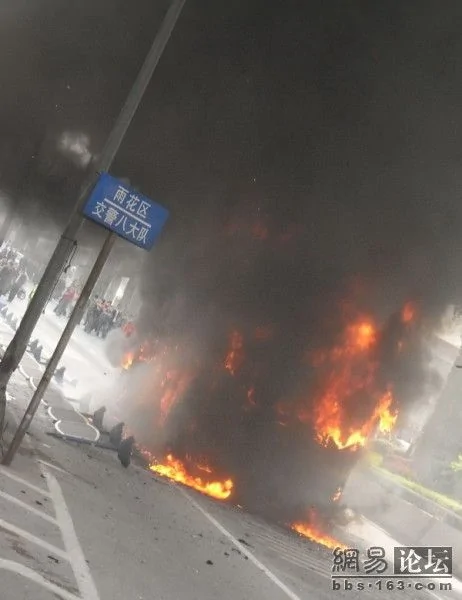 震撼實拍南京100路公共交通爆炸 