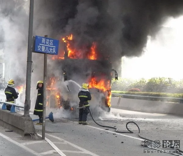 震撼实拍南京100路公交爆炸 