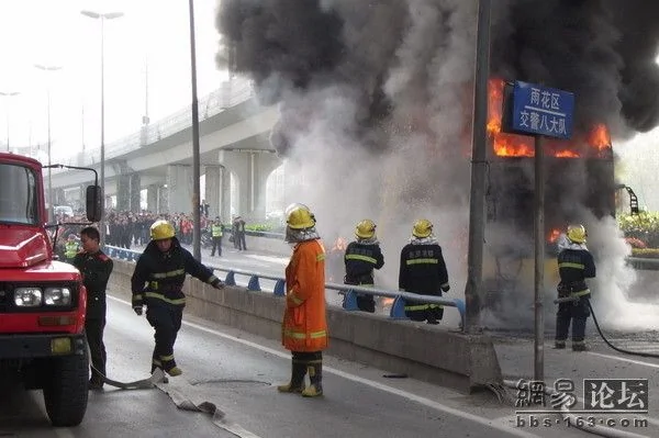 震撼實拍南京100路公交爆炸 