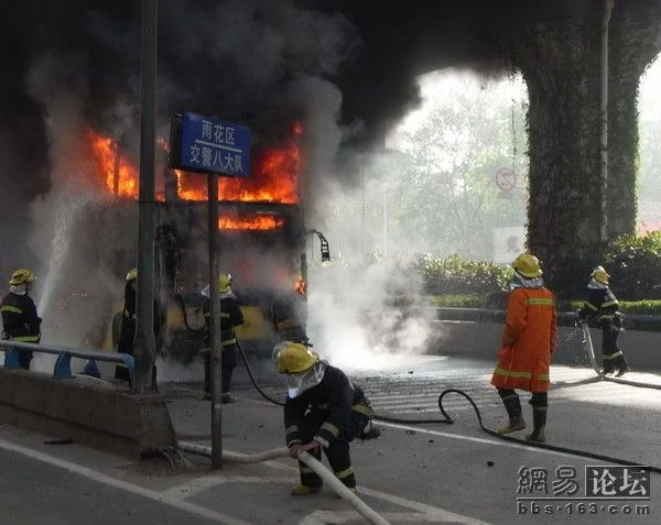 震撼實拍南京100路公共交通爆炸 