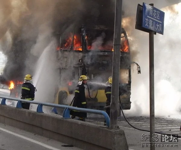 震撼實拍南京100路公交爆炸 