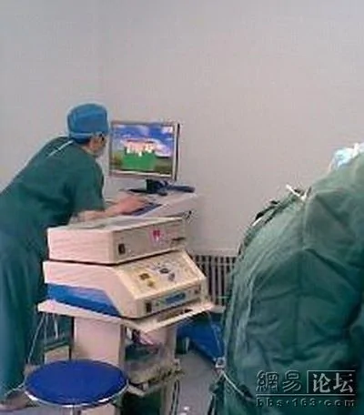 医生拍下同事做手术时打游戏 网友称拍照更不对 