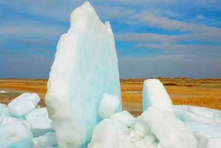 奇观：新疆大风吹出百丈冰山绵延几十里若宝石 