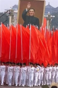 學生們高舉著已故改革者鄧小平的肖像遊行