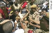 印度警察从示威藏人手中抢夺仿照的奥运火炬