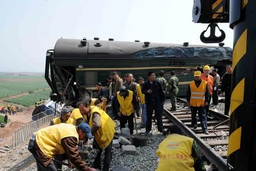 實拍：網友目擊--山東兩列車相撞現場 