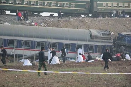 实拍：网友目击--山东两列车相撞现场 