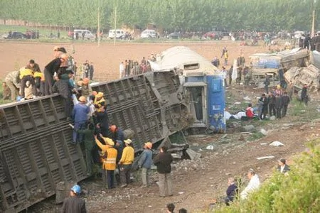 實拍：網友目擊--山東兩列車相撞現場 