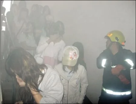 中央民族大学宿舍失火，上千女生疏散 