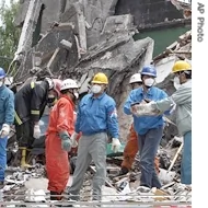 救援人員清理倒塌學校廢墟