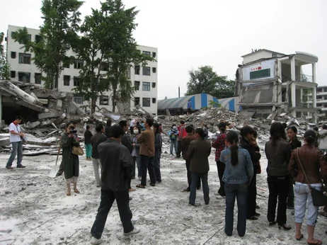 记者在聚源中学的废墟上发现国安特务（China Rise/Tim Johnson Blog）