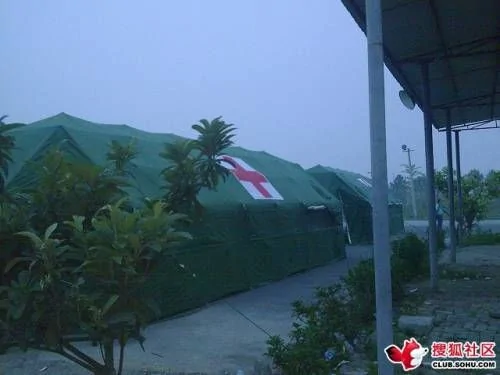 現場直擊，有圖為證：綿陽旅遊局挪用救災帳篷 
