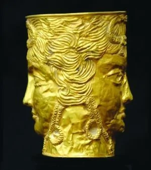 床下“废铜”竟是2500年前金杯 值50万英镑 