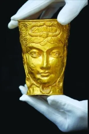 床下“废铜”竟是2500年前金杯 值50万英镑 