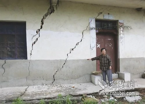 湖北省鄂州一鄉鎮多處出現嚴重開裂塌陷 