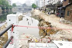 广东东莞虎门镇50多米长河堤突然坍塌(图)