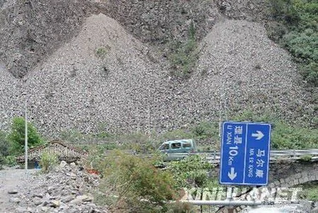 四川理县境内大面积山体崩塌 致部分路段受阻 