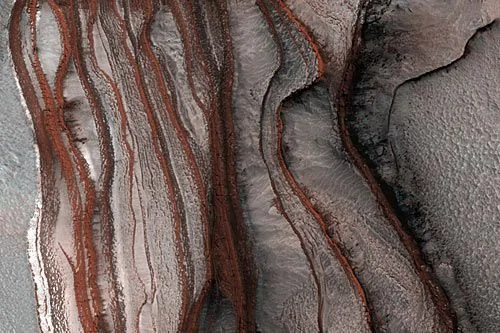 美国火星勘测轨道器拍下火星冰原画面 