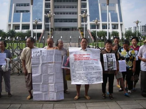 柳州訪民在市政府前連續示威