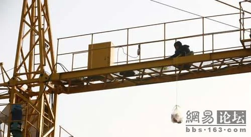 婦女爬塔吊104個小時，向開發商追要血汗錢