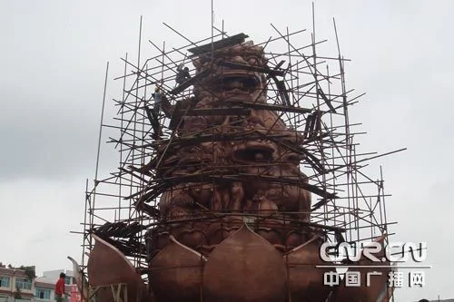 贵州有名上访县巨资铜像现身街头 被称疯狂(图)