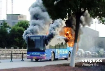 蘇州一公共汽車突然當街自燃 