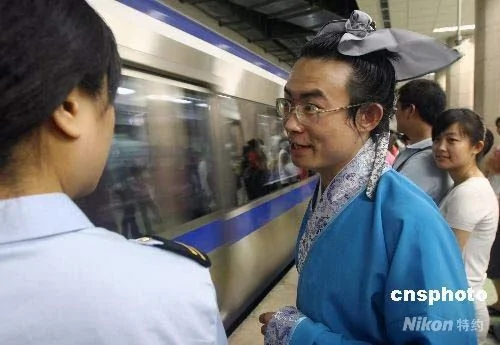 男子着漢服驚現北京地鐵2號線 吸引乘客目光 