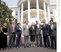 (右起)傅希秋、吳弘達、布殊總統、熱比亞、(翻譯)、龔小夏、魏京生、(助手)