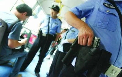 南京警方荷枪实弹公交车保护乘客 