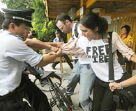 警方8月13日拘捕在鳥巢附近抗議的親西藏外籍人士