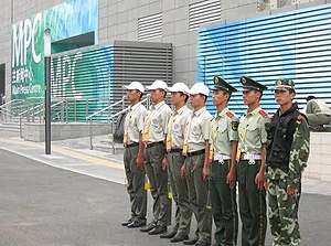图片：奥运会主新闻中心周围的保安戒备人员（RFA/谷季柔）