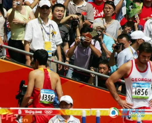 鏡頭寫實：英雄的背影——劉翔退賽後回奧運村  