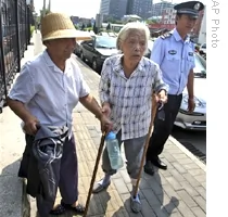 吳殿元和王秀英18號在北京市警局等待申請示威許可被警察要求離開