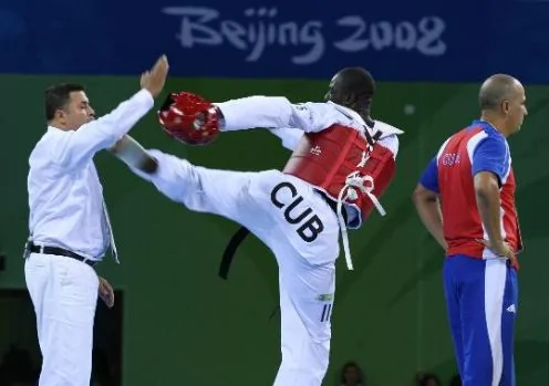 跆拳道：古巴选手教练攻击裁判 双双被终身禁赛（组图）