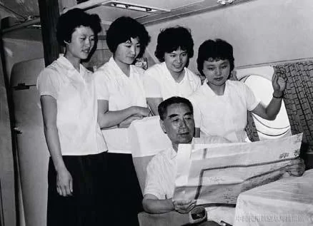 1965年周恩来总理在飞机上与乘务员合影