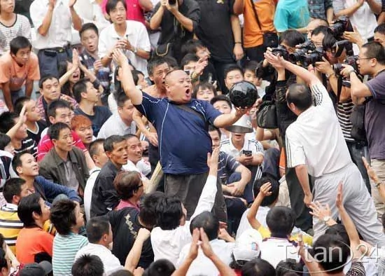 武漢萬名球迷集體遊行 擁躉靜坐對峙警方 