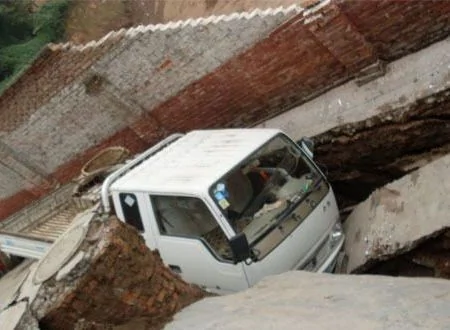 西安60米長路面突然塌陷： 9車被埋還有一輛小三摩（組圖）