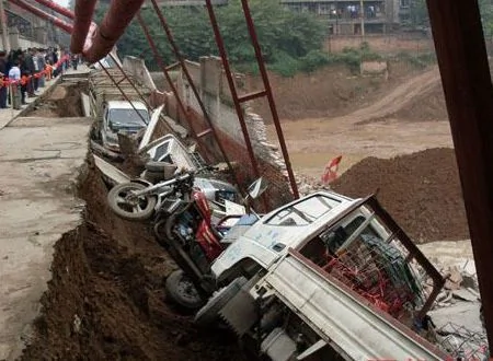 西安60米長路面突然塌陷： 9車被埋還有一輛小三摩（組圖）