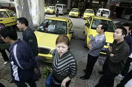 重庆万辆出租车罢工，上班族惶惶街头（图）
