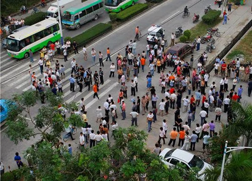 深圳发生袭警暴力事件 千余人聚集示威烧毁警车