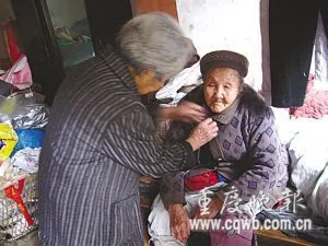 82岁老太拾荒养活103岁母亲 10年没真正炒过菜