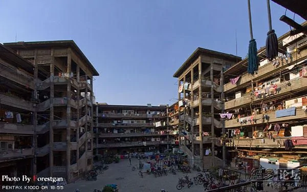 现实版“猪笼寨”：实拍上海奇特的居民住宅 